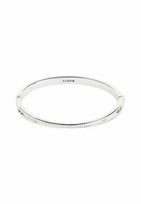 Bracciale rigido in argento con una superficie liscia e un design sottile. Presenta una fila di piccole pietre trasparenti lungo un bordo. Nome del marchio "PILGRIM" all'interno.