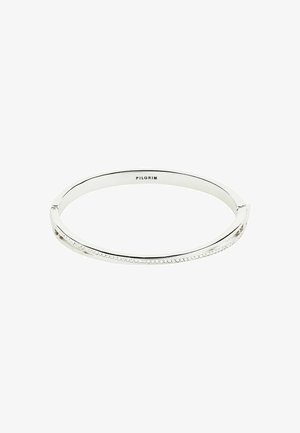 Hõbedane käevõru, millel on sile pind ja saledat kujundust. Ühe serva ääres on rida väikeseid selgeid kive. Siseosas on kaubamärgi nimi "PILGRIM".