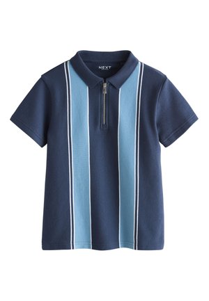 Marineblå polo t-shirt med korte ærmer, med lyseblå og hvide lodrette striber og en lynlås foran under kraven.