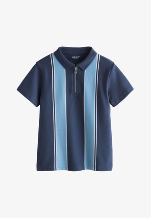 Granatowa koszulka polo z krótkim rękawem, z pionowymi paskami w jasnoniebieskim i białym kolorze oraz zamkiem z przodu pod kołnierzem.