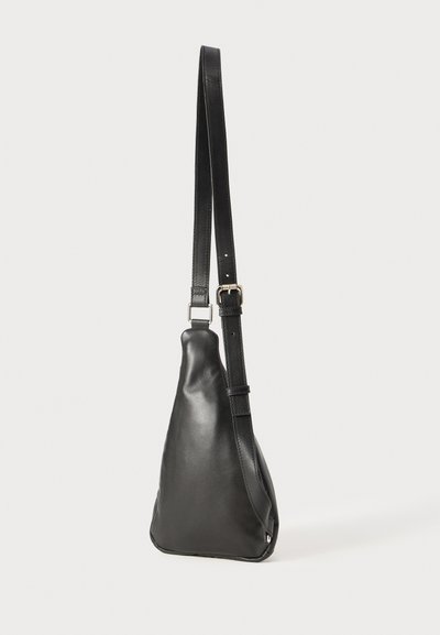 Crna kožna torba preko ramena s podesivim remenom, elegantnog trokutastog oblika, glatke teksture i minimalnim metalnim detaljima.