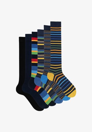 Collezione di sette paia di calzini, in nero solido, blu navy e strisce multicolori, realizzati con diverse trame e materiali.