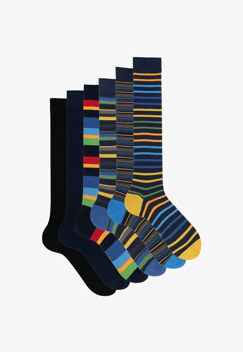 Collezione di sette paia di calzini, in nero solido, blu navy e strisce multicolori, realizzati con diverse trame e materiali.