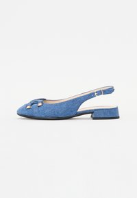 Slingback topánky z modrej denimu s detailom mašle a zlatými kovovými prvkami; obsahujú nízky blokový opätok a otvorenú zadnú časť.