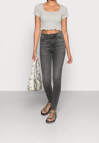 Vero Moda Vaqueros pitillo - grey denim