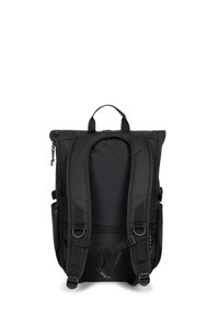 Mochila negra con correas ajustables acolchadas, asa superior, cierre de cremallera y bolsillo de malla lateral. Fabricada con un tejido duradero y de textura suave.