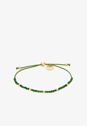 Verstellbares Armband mit grünem Band, kleinen dunkelgrünen Perlen und dazwischenliegenden goldenen Perlen, mit einem runden goldenen Anhänger und einem Schieberverschluss aus goldenen Perlen.