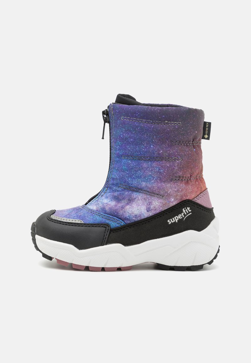 Botte d'hiver avec un motif galaxie en violet et bleu, accents noirs, une fermeture éclair sur le côté et une semelle en caoutchouc blanche avec une texture antidérapante.