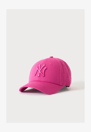 Casquette de baseball rose vif avec logo brodé en relief "NY" à l'avant et une visière courbée sur un fond clair uni.