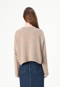 Mehrfarbiger, gestrickter Cropped-Pullover mit weichem, strukturiertem Material. Verfügt über weite Ärmel und einen abgerundeten Saum, präsentiert vor einem schlichten Hintergrund.