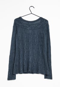 Maglione lavorato a maglia di color blu scuro con un pattern a cavo testurizzato, scollo rotondo e maniche lunghe, appeso su una gruccia su sfondo bianco.