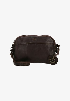 Sac bandoulière en cuir marron foncé avec fermeture éclair à l'avant, emblème d'ancre au centre supérieur et porte-clés en forme d'ancre sur la sangle latérale.