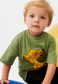 Next SIMBA LION KING SHORT SLEEVE - REGULAR FIT - Printtipaita - green