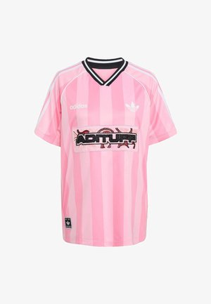 Camisola desportiva riscada de rosa com um colarinho preto, apresentando a palavra "ADITURF" em bordado em negrito num painel branco. Logo da Adidas nas mangas.