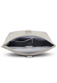 Sac en tissu doux gris clair avec une fermeture éclair. L'intérieur est doté d'une doublure gris plus claire et d'une petite poche zippée. Design plat et minimal.