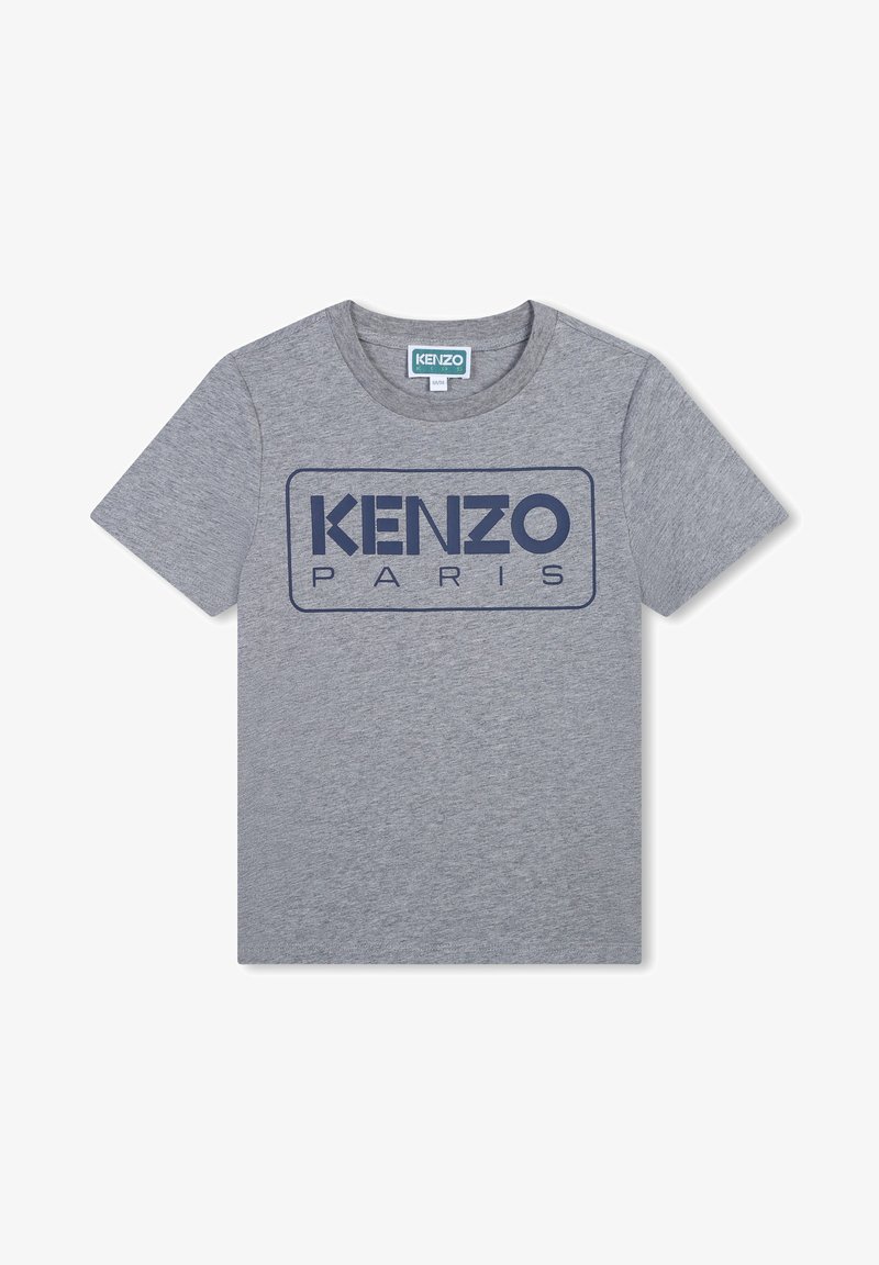 T-shirt en coton gris avec un col rond. Présente un graphique rectangulaire bleu foncé avec "KENZO PARIS" imprimé en lettres grasses. Manches courtes.