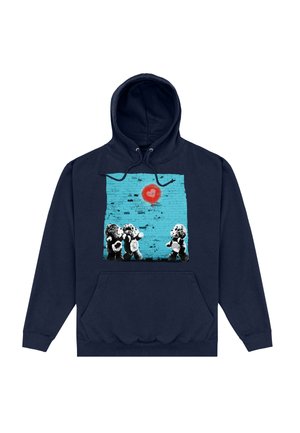 Marineblaues Hoodie mit einem Grafikdesign von Spielzeugbären vor einer blauen Backsteinmauer, über denen ein rotes Herz schwebt. Vorderer Taschenbereich; aus Baumwollmaterial.