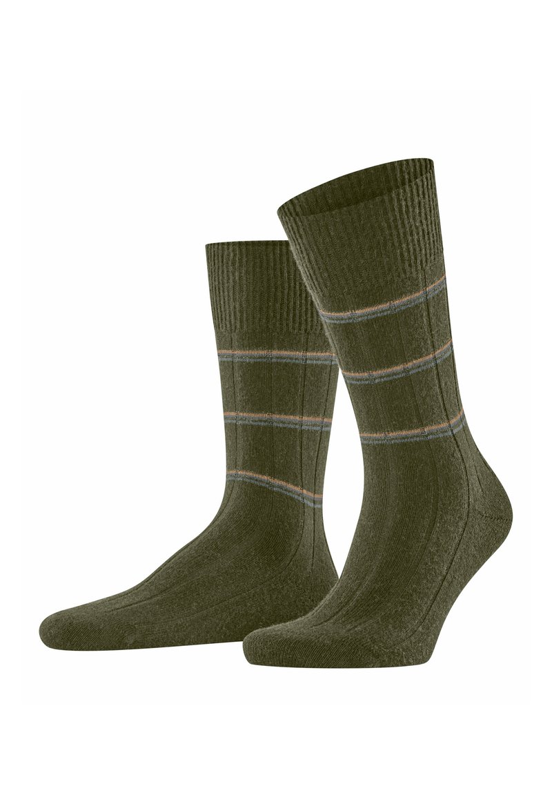 Calze di cotone verde oliva con texture a costine, caratterizzate da due strisce orizzontali grigie e arancioni vicino alla parte superiore. Design standard alla caviglia.