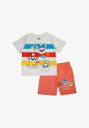 Ensemble de vêtements pour tout-petit Paw Patrol comprenant un t-shirt en coton blanc avec des rayures horizontales colorées et des imprimés de personnages, ainsi qu'un short corail.