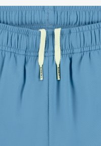 Ανοιχτό μπλε μαγιό βερμούδα με υφή, με κορδόνι στη μέση και δύο ετικέτες με το λογότυπο "LACOSTE".