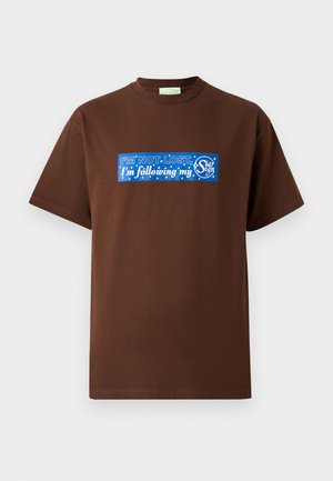 Brown cotton t-shirt with a crew neck and short sleeves. Features a blue graphic text stating, "I'M NOT LOST, I'm following my Star Sign."