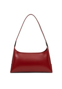 Sac à main en cuir rouge avec une texture lisse, un design minimaliste, un haut arrondi et une seule bandoulière. Présente des accents métalliques aux points d'attache de la bandoulière.