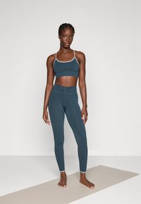 Yogasearcher DHARMA SEAMLESS BRA - Sutiã desportivo de suporte ligeiro - forest