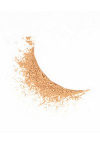 Polvere per trucco libera in una tonalità beige caldo, dalla texture fine, sparsa a forma di mezzaluna su uno sfondo bianco.
