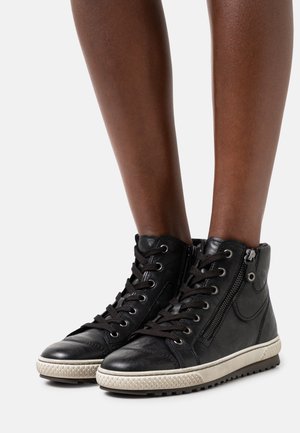 Czarne, skórzane sneakersy za kostkę o fakturowanej powierzchni, z sznurowadłami i bocznym zamkiem oraz kontrastową gumową podeszwą.