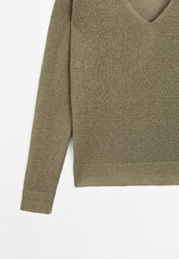 Olivgrüner Strickpullover mit V-Ausschnitt und langen Ärmeln, verfügt über einen strukturierten Stoff sowie gerippte Bündchen und Saum.