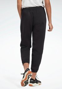 Reebok Träningsbyxor - black