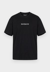 T-shirt noir à manches courtes avec texte gothique blanc "DROPSIZE" centré sur la poitrine et col rond.