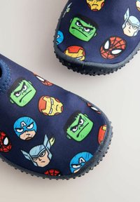 Marineblaue Kinderschuhe zum Hineinschlüpfen mit Marvel-Superheldengesichtern, darunter Hulk, Iron Man, Thor, Captain America und Spider-Man.