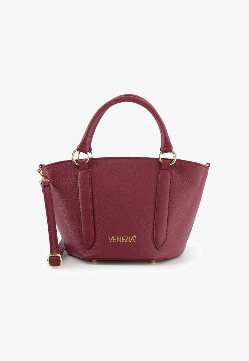 Burgunderfarbene Ledertasche mit goldenen Beschlägen, zwei kurzen Griffen, einem abnehmbaren Schulterriemen und geprägtem Markenlogo auf der Vorderseite.