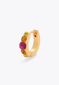 Orecchino a cerchio in oro con tre gemme colorate: rosa, ambra e verde. Il design è liscio con una finitura lucida.