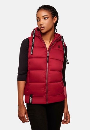 Gilet rembourré rouge avec capuche, fermeture éclair à l'avant et sangles noires en accent. Il présente un matelassage horizontal et un logo sur la poitrine et l'ourlet.