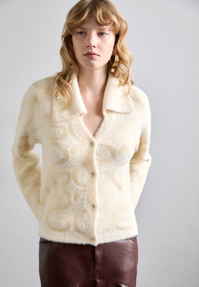 Stine Goya LONG SLEEVE CROPPED CARDIGAN FLUFFY MONOGRAM - Cardigan - beige