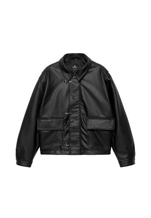 Czarna kurtka z eko skóry z klapowymi kieszeniami, regulowanymi mankietami i trzema metalowymi zapięciami na przodzie.