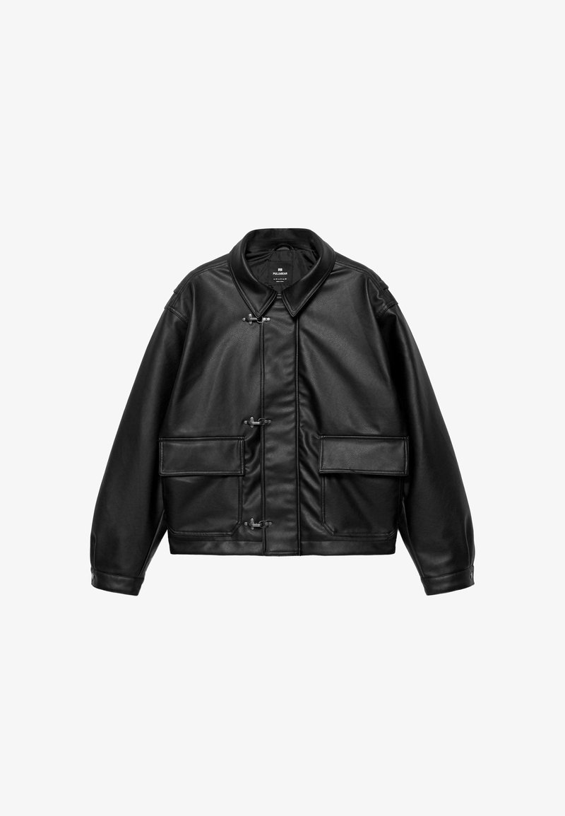Schwarze Jacke aus Kunstleder mit Klappentaschen, verstellbaren Manschetten und drei Vorderseiten-Verschlüssen aus Metall.