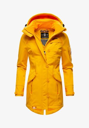Geel softshell jack met hoge kraag, rits aan de voorkant en twee zijzakken; is gemaakt van waterdicht materiaal en heeft contrasterende oranje voering.