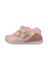 Zapatilla deportiva infantil rosa con dos correas de velcro, acentos plateados brillantes, suela de goma texturizada y un respaldo acolchado para mayor soporte.
