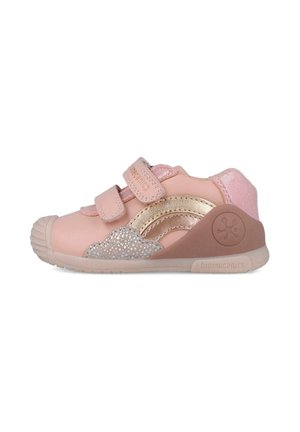 Scarpa sportiva per bambini color rosa con due strisce in velcro, dettagli glitterati argentati, suola in gomma testurizzata e retro imbottito per supporto.