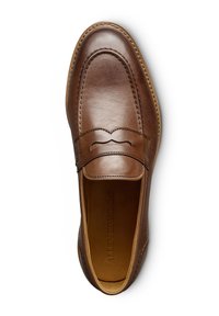 Mocassin en cuir brun avec des détails de couture et un design découpé décoratif sur le dessus. Texture lisse et forme de bout arrondi.