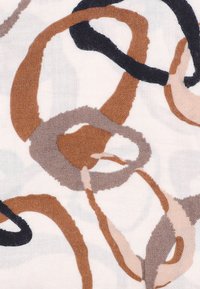 Tessuto con sfondo bianco e motivi vorticosi in marrone, beige e nero, caratterizzato da una superficie liscia e un aspetto morbido.