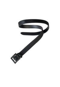 Cinturón de cuero negro con una textura suave, que presenta una hebilla cuadrada adornada con tachuelas negras, creando un acento detallado.