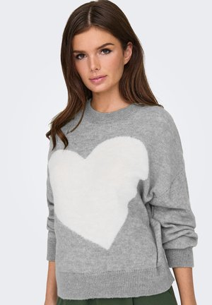 Grauer Strickpullover mit einem weißen Herzdesign. Hat einen runden Ausschnitt, überschnittene Schultern und gerippte Bündchen. Weiche Textur und lockerer Schnitt.