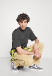 Levi's® XX CHINO EZ TAPER II - Calças - tan