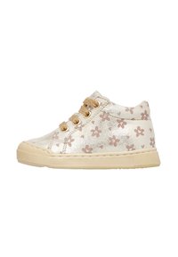 Sneaker per bambini di colore beige chiaro con motivo floreale dorato, lacci metallici dorati e suola in gomma crema.