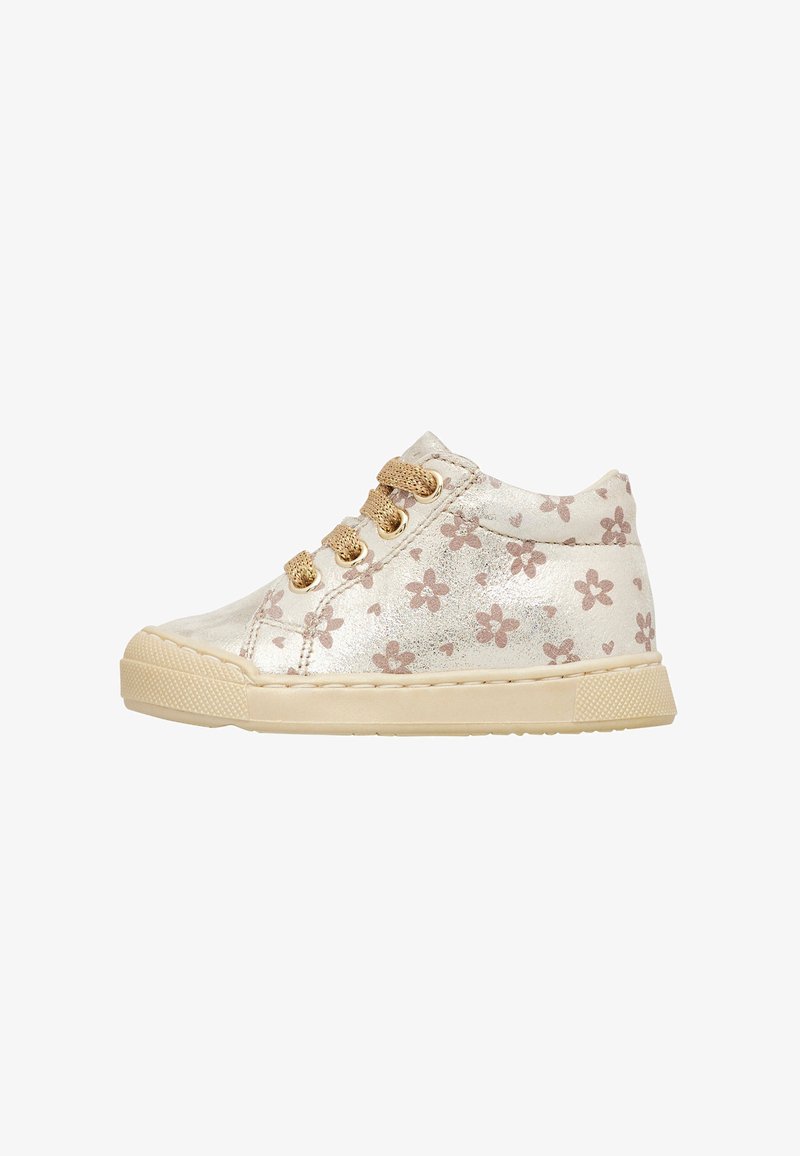 Dziecięce jasnobeżowe trampki z złotym wzorem kwiatowym, złotymi metalicznymi sznurówkami i kremową gumową podeszwą.