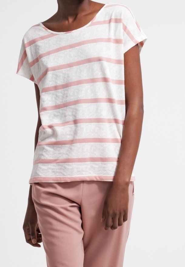 T-shirt à manches courtes rayé rose clair et blanc, en tissu doux avec une coupe ample et un col arrondi ; associé à un pantalon rose clair.